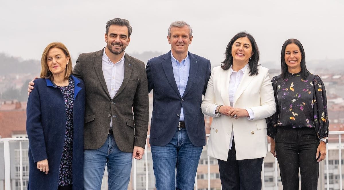 Alfonso Rueda con los candidatos del PPdeG para las elecciones del 18F