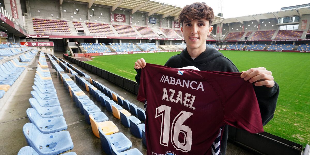 Azael García con la camiseta granate en Pasarón