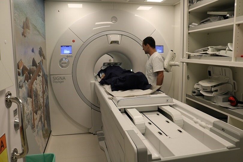 Interior de una unidad de resonancia magnética móvil