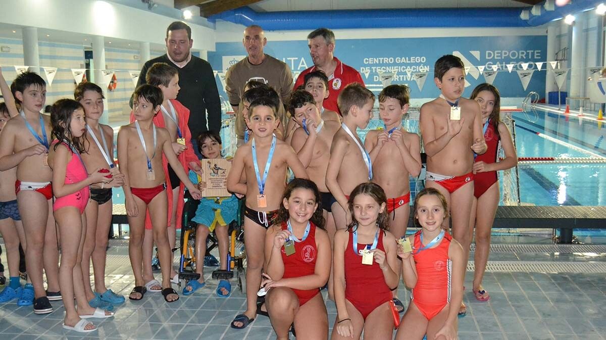 Lois y Hugo, con sus compañeros del Club Waterpolo Pontevedra