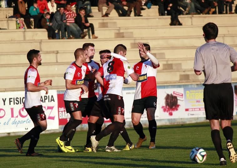 Os xogadores do Arosa celebran un gol nun partido na Lomba
