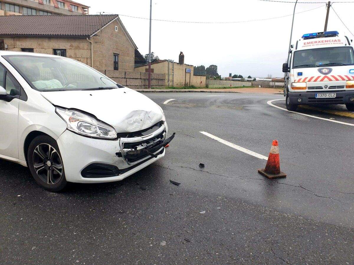 Accidente con tres feridos en Dena