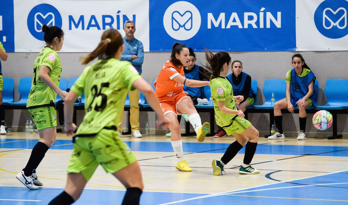 Partido de liga entre Marín Futsal y Atlético Torcal en A Raña