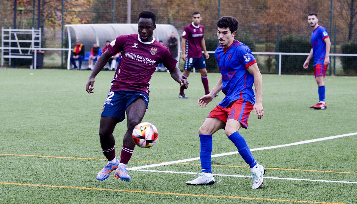 Libasse Guèye, en el partido entre Pontevedra B y Betanzos en el Manolo Barreiro
