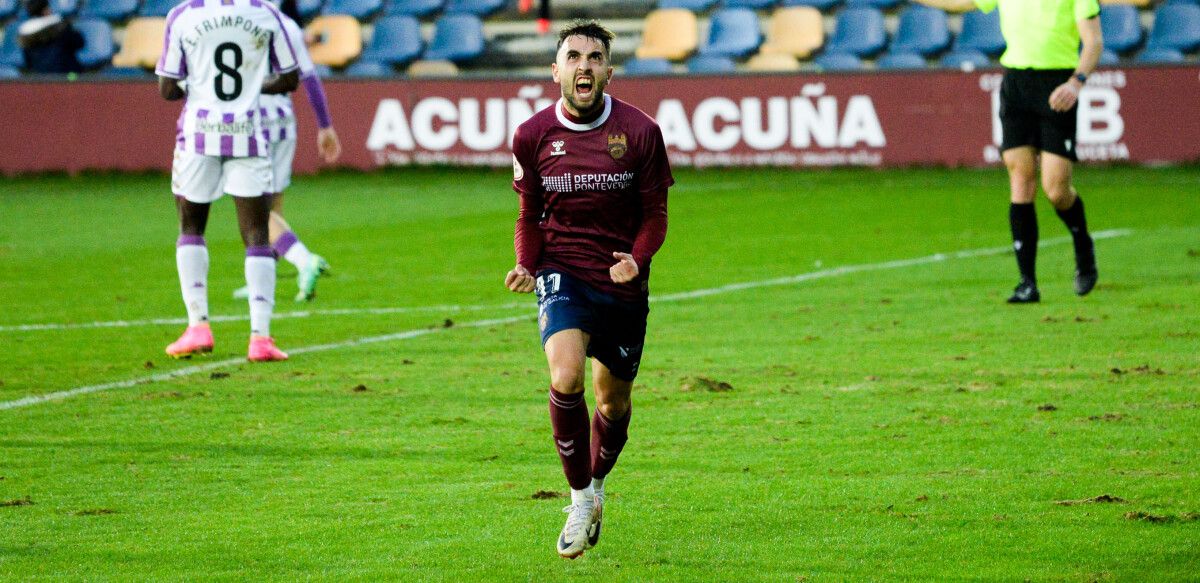 Chiqui celebra su gol en el partido de liga entre Pontevedra y Valladolid Promesas en Pasarón