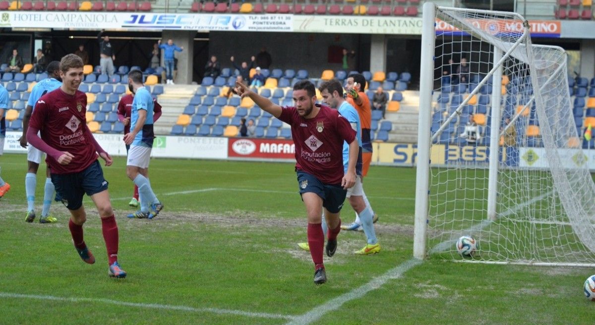 Campillo celebra o segundo gol do Pontevedra ao Ribadeo en Pasarón Campillo celebra o segundo gol do Pontevedra ao Ribadeo en Pasarón