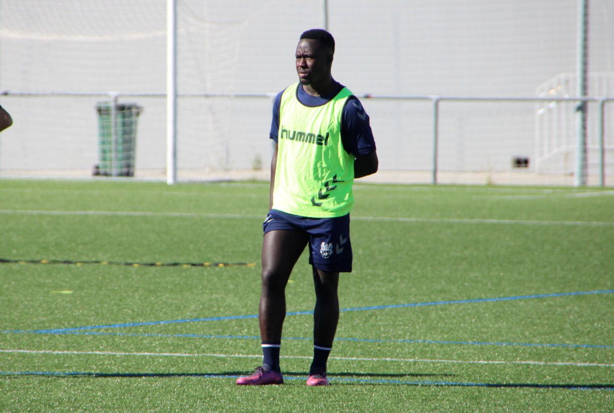 Libasse Guèye, entrenando con el Pontevedra en el campo de A Seca
