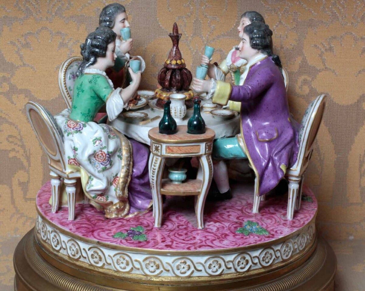 Peza de porcelana coa que se ilustra o cartel do curso