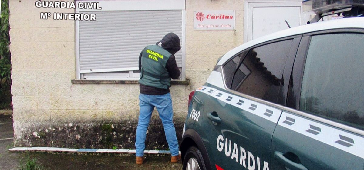 Un axente da Garda Civil recollendo probas no local de Cáritas en Noalla