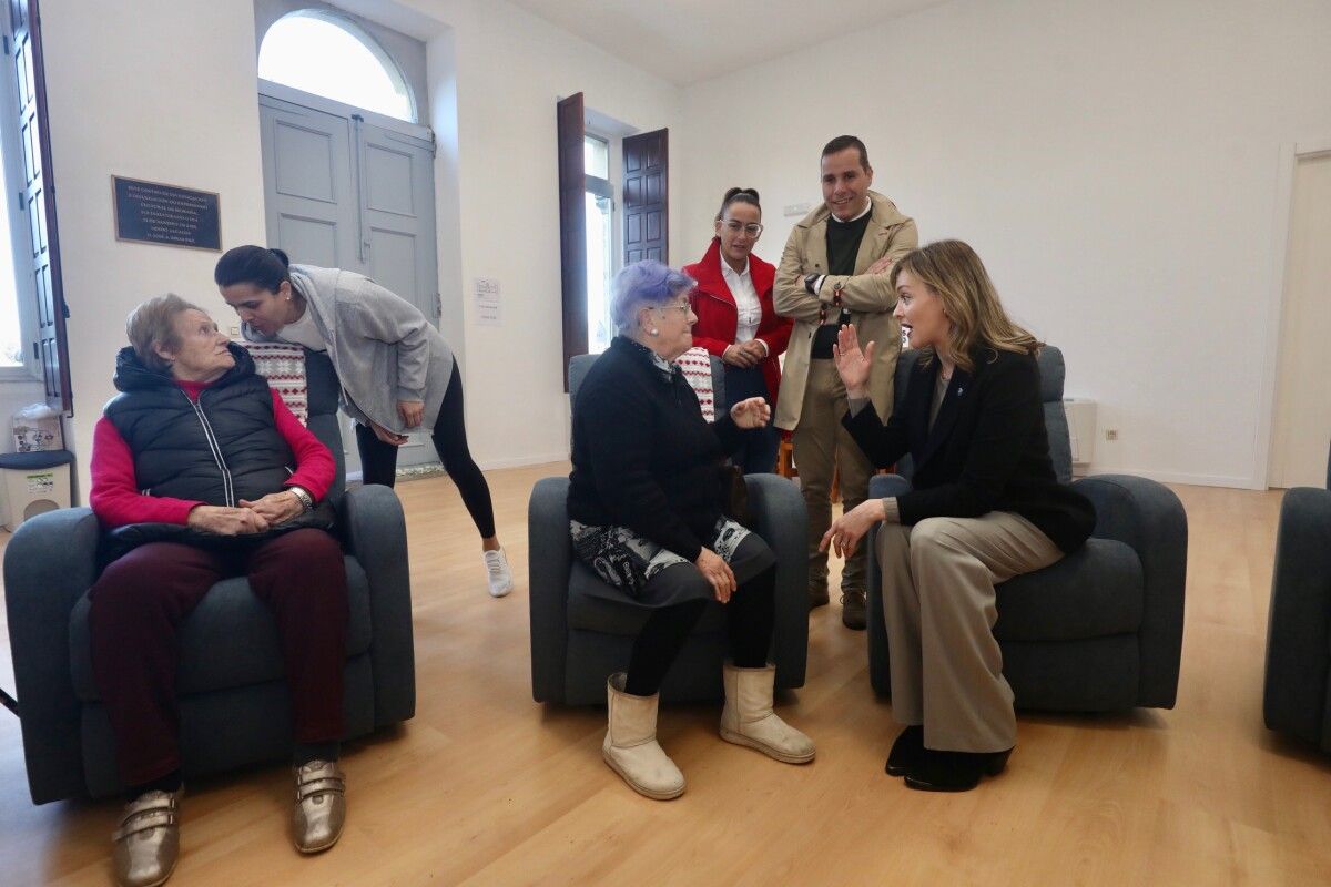 La conselleira Fabiola García visita la Casa do Maior de Moraña
