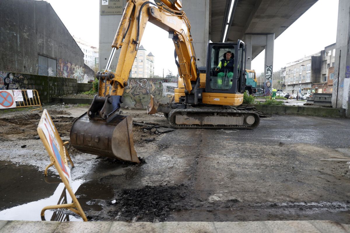 Aparcadoiro baixo a ponte da autoestrada ao carón da Casa do Mar