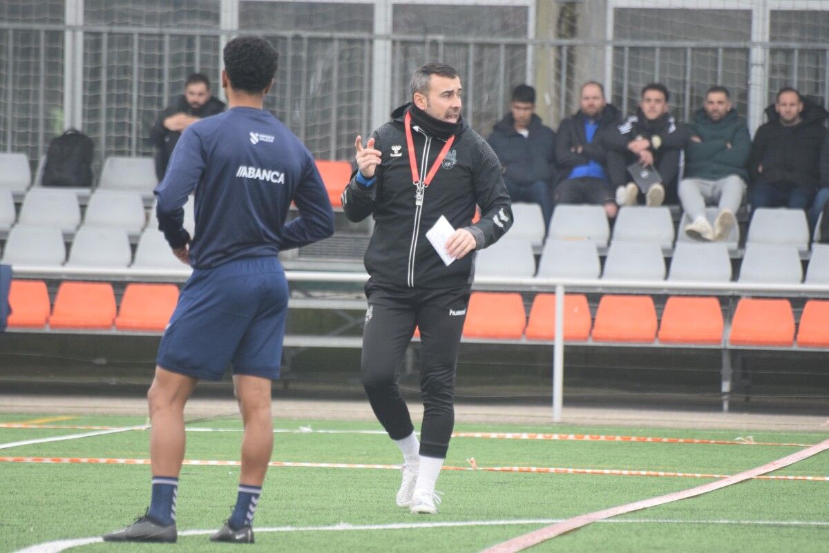 Entrenamiento del Pontevedra con alumnos do ciclo formativo de Técnico Superior en Fútbol en las gradas