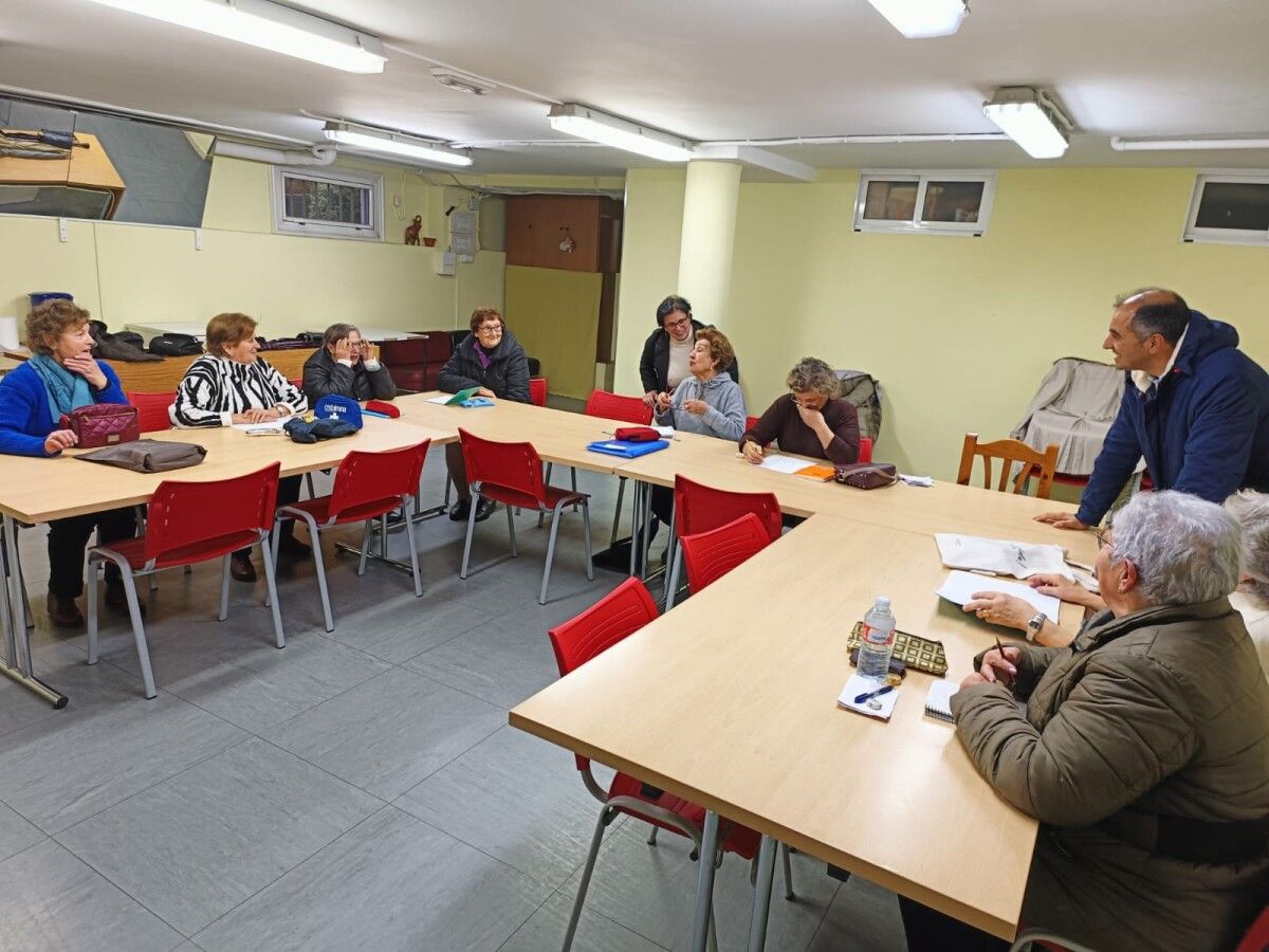 Ángel Moldes, alcalde de Poio, con asistentes ao taller Saudeemente
