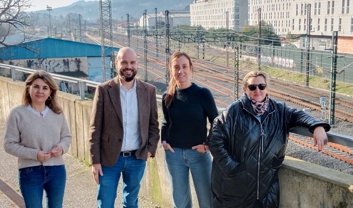 Dirixentes socialistas coa estación de tren de Pontevedra ao fondo