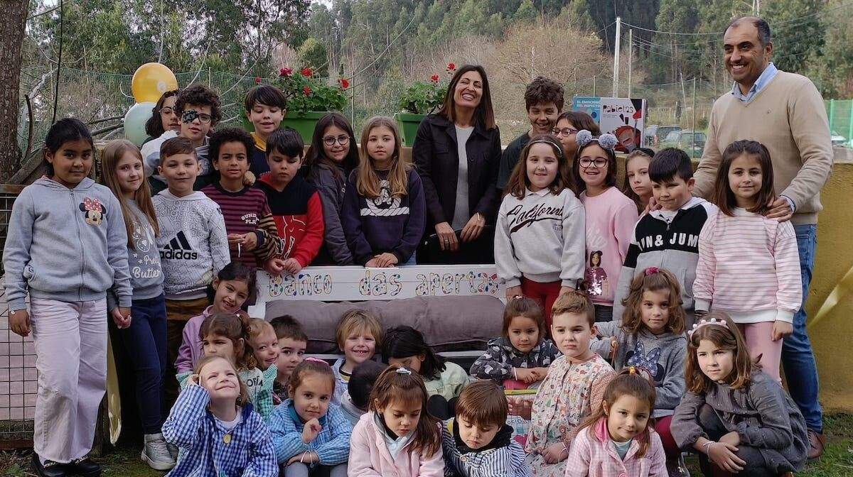 Inaguración dos 'bancos da paz' nos colexios de Poio