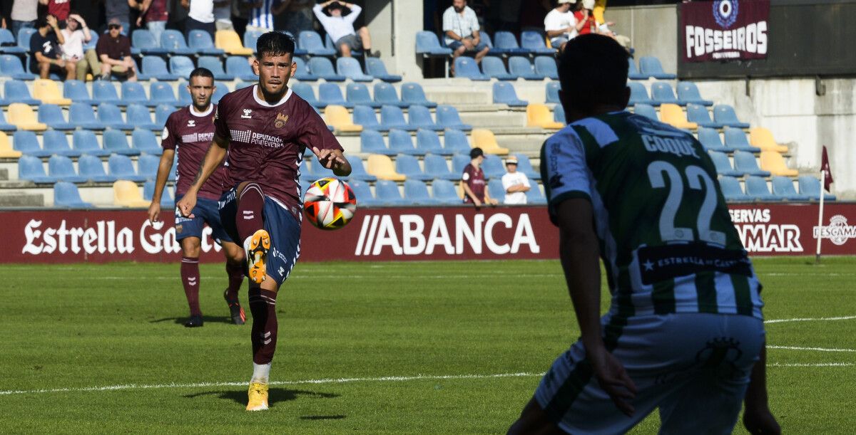 Benjamín Garay, no partido de liga entre Pontevedra CF e Guijuelo en Pasarón