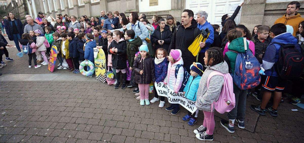 Protesta en el CEIP Froebel reclamando obras en el colegio