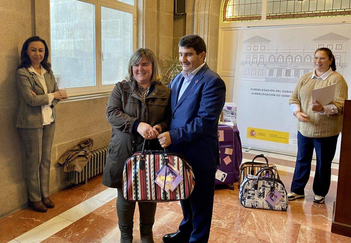Entrega de la maleta viajera a la concejala de Igualdad de Soutomaior, Rosana Martínez