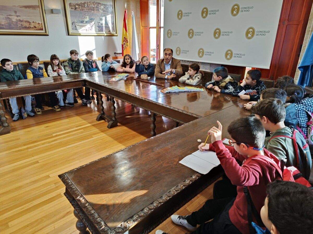 Alumnos do CEIP Isidora Riestra no salón de plenos do Concello de Poio