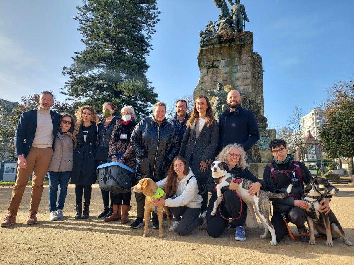 Os concelleiros do PSOE cos colectivos Os Palleiros, Ohana, Aecam, Galgos 112, Huellas Felinas e Difusión Felina