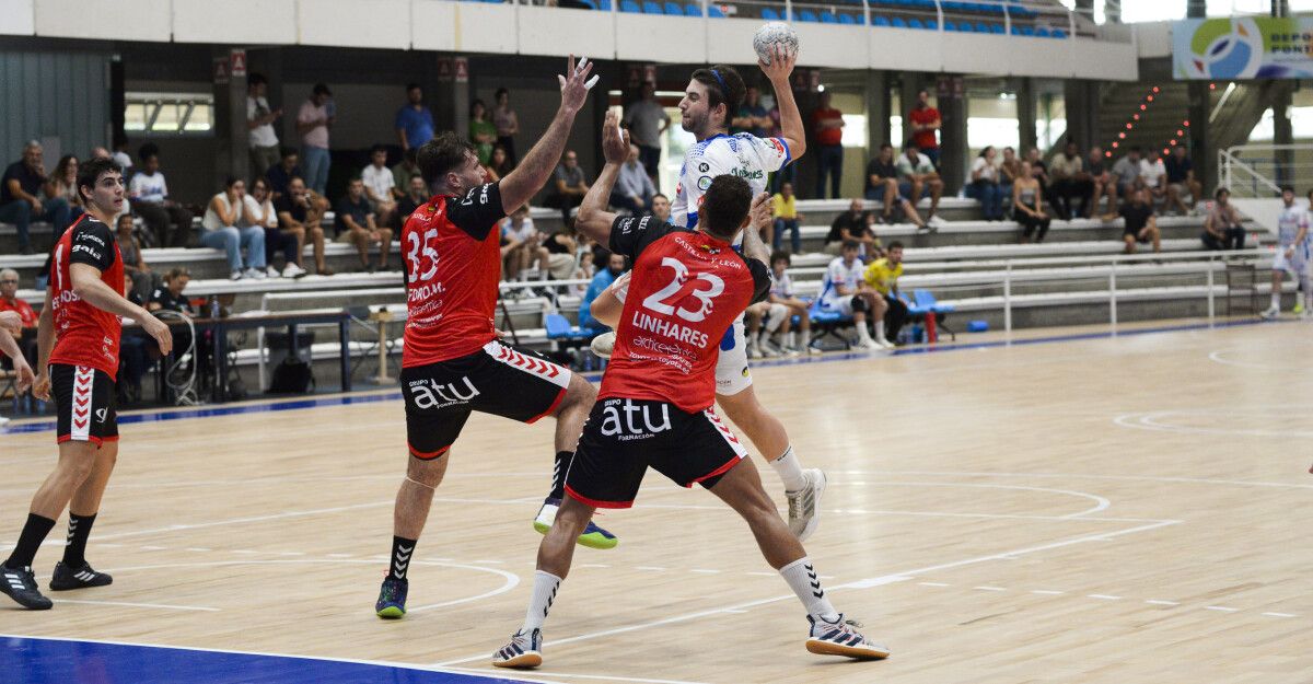 Partido de liga entre Cisne e Ubu San Pablo Burgos no Municipal