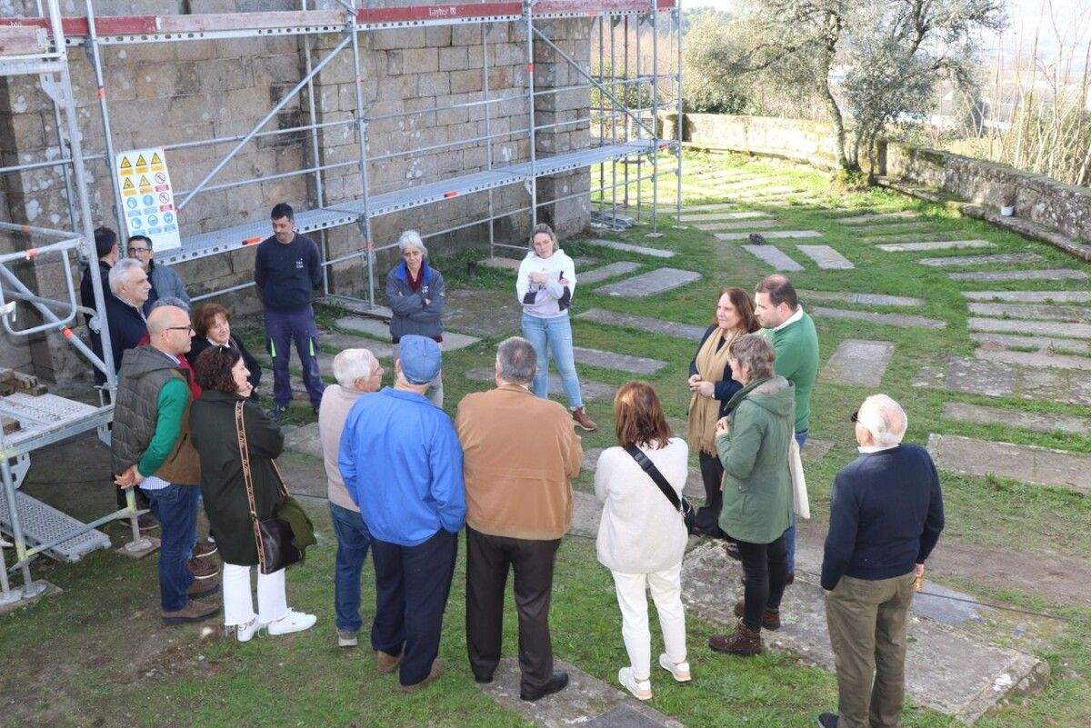 Reunión do alcalde cos vecinos para falar da igrexa de Santa María de Sacos