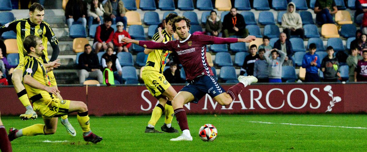 Charly, no partido de liga entre Pontevedra e CD Cayón en Pasarón