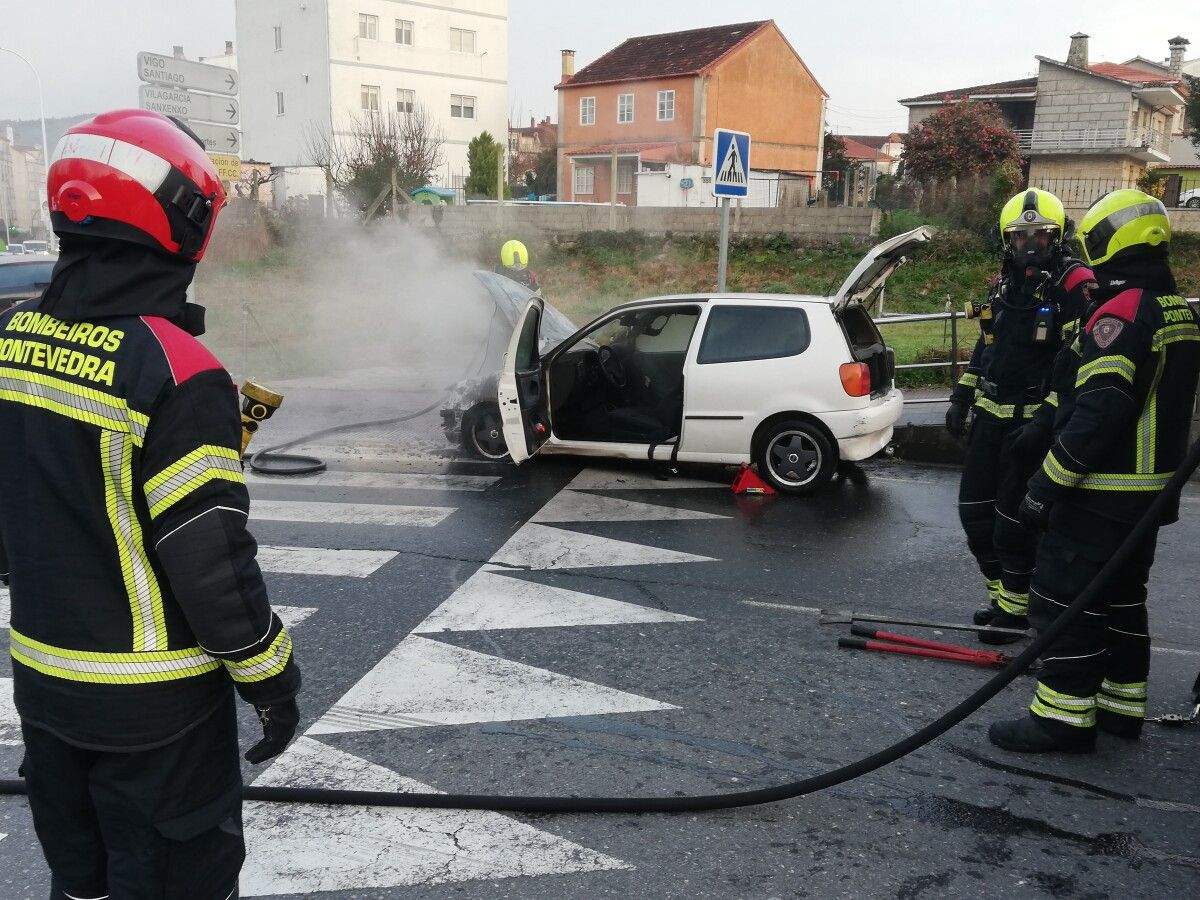 Intervención dos bombeiros nun coche incendiado