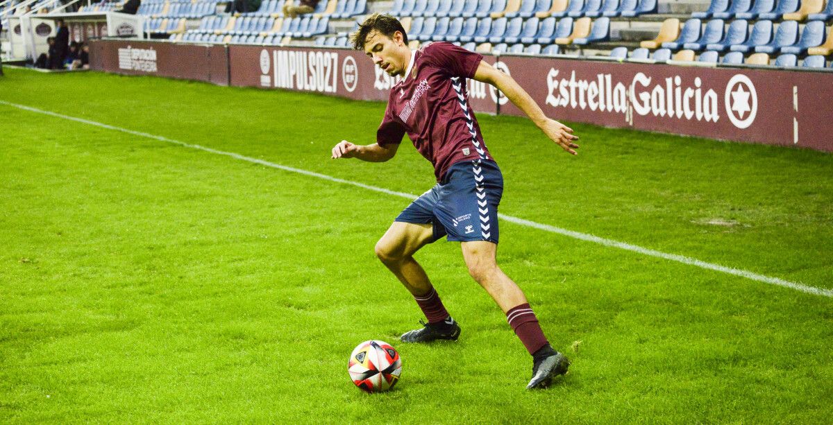 Samu Mayo, no partido de liga entre Pontevedra CF e Rayo Cantabria en Pasarón