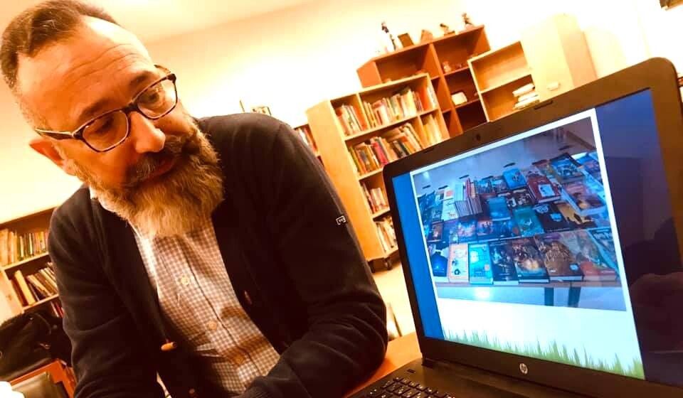 David Castro traballando na 'Troca de libros'