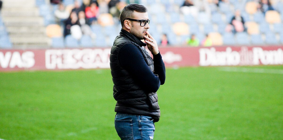Yago Iglesias, no partido de liga entre Pontevedra e CD Cayón en Pasarón