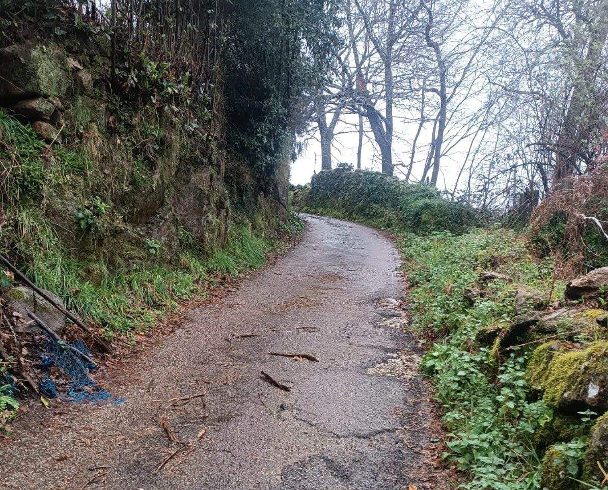 Acceso a la zona de Veiga do Medio (concello de Cerdedo-Cotobade) que va a ser reformado