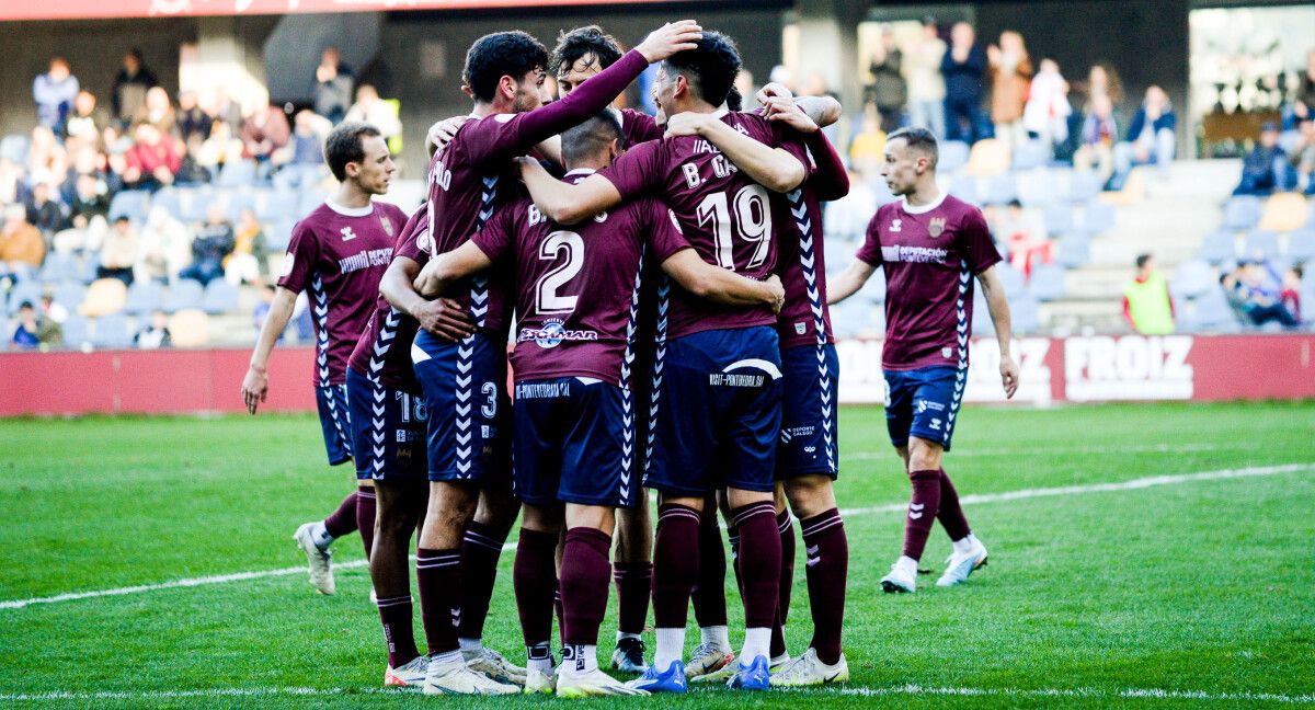 Partido de liga entre Pontevedra e CD Cayón en Pasarón