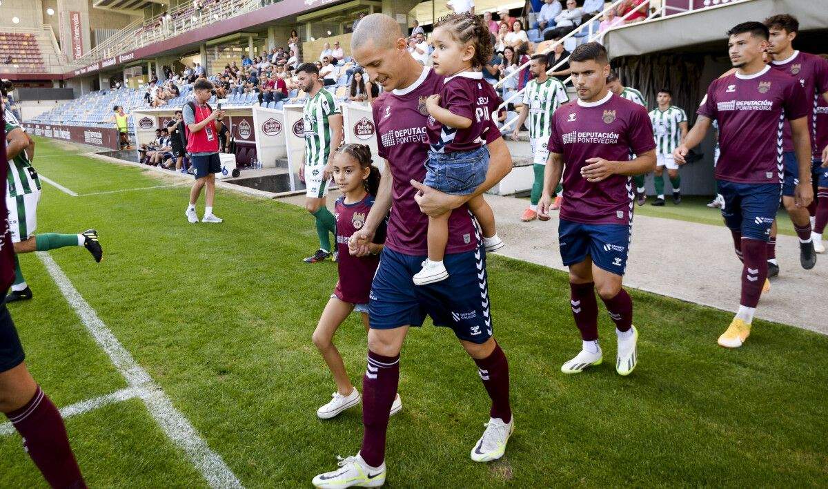 Rufo, no partido de liga entre Pontevedra CF e Guijuelo en Pasarón