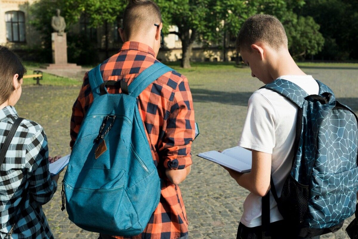 Escolares coas súas mochilas
