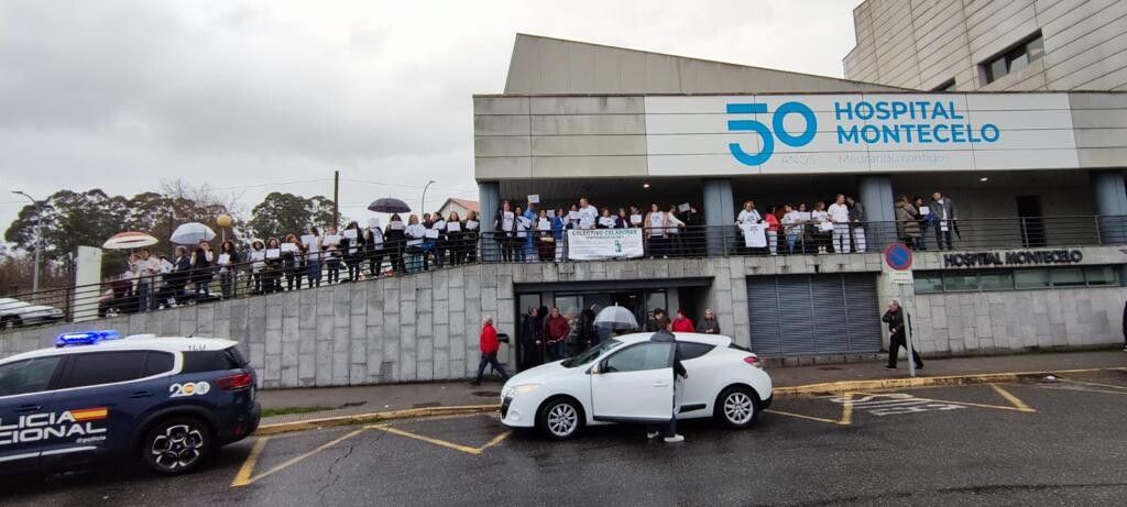 Concentración del colectivo de celadores en el exterior del Hospital Montecelo
