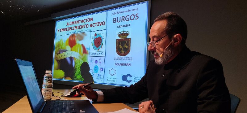 O xerontólogo Miguel Anxo Álvarez nunha das conferencias que imparte