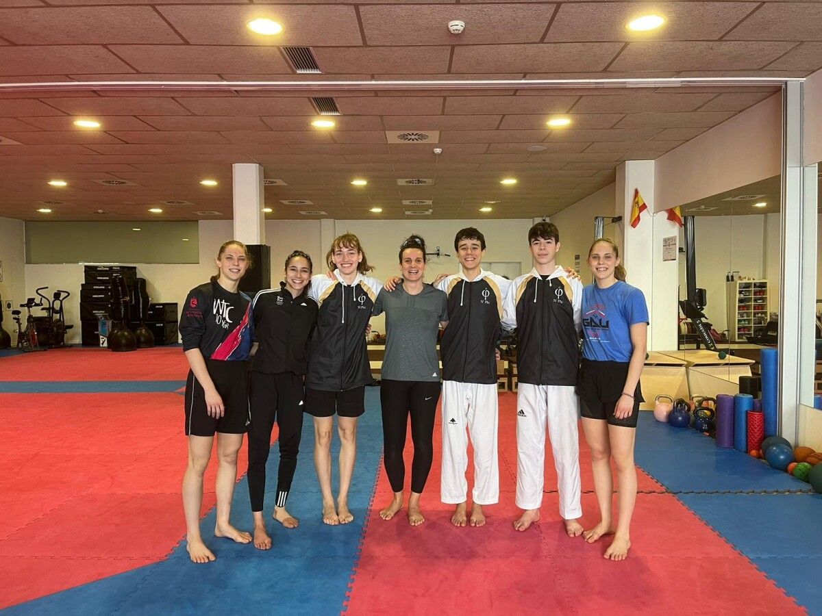 Os deportistas do Número Phi na concentración co club Hankuk