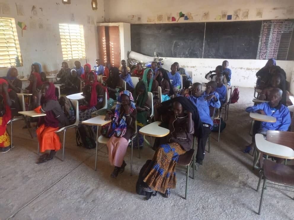 Nenos e nenas de Senegal co material enviado pola UNED