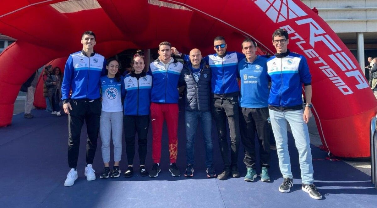 Deportistas da Sociedad Gimnástica no Campionato de España en Pista Cuberta, en Ourense
