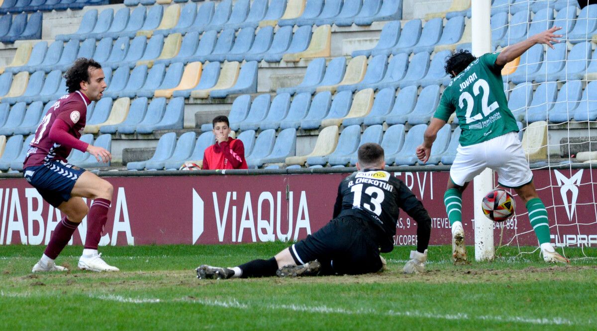 Acción que supuxo o 2-1 no partido de liga entre Pontevedra e Coruxo en Pasarón