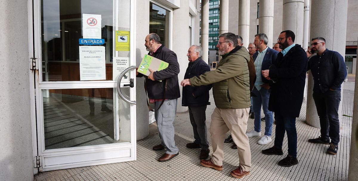 Comuneros de Pontevedra en el edificio judicial de A Parda