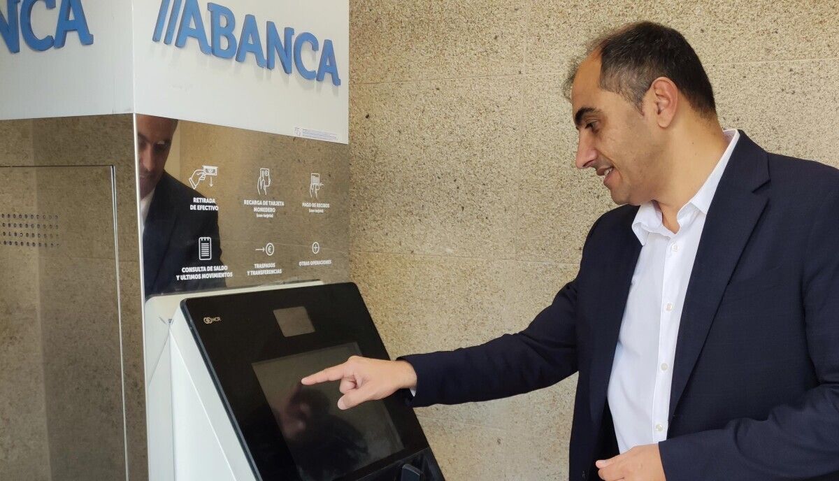 Ángel Moldes estrena el nuevo cajero automático instalado en Raxó
