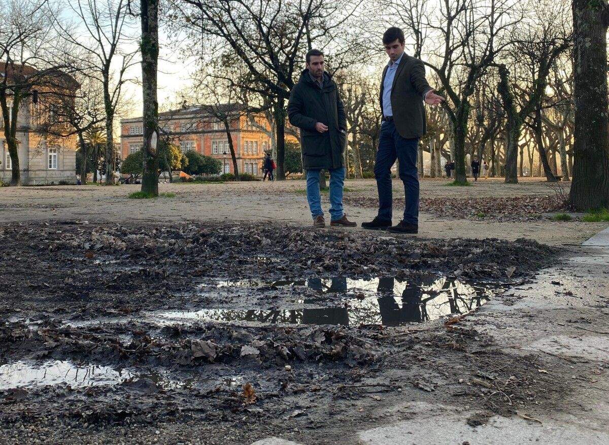 Los concejales del PP, Iago Acuña y Guille Juncal, dicen que la Alameda parece un "barrizal"