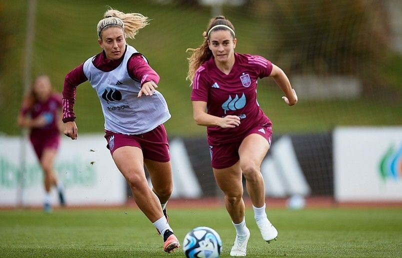 Tere Abelleira e Alexia Putellas, nun adestramento da Selección Española Absoluta