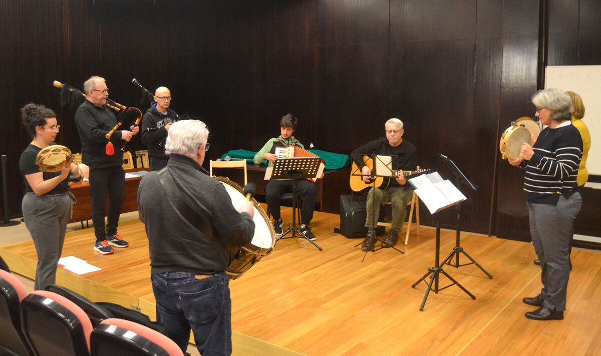 Integrantes do grupo de música tradicional do campus