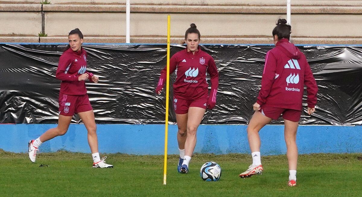 Tere Abelleira, en el entrenamiento de la Selección Española en el campo de Burgáns, en Cambados
