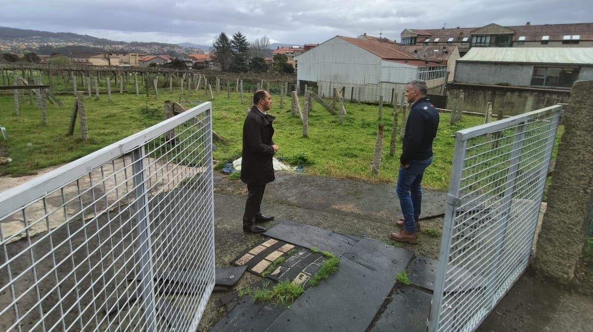 Parcela para un futuro estacionamento disuasorio en Combarro