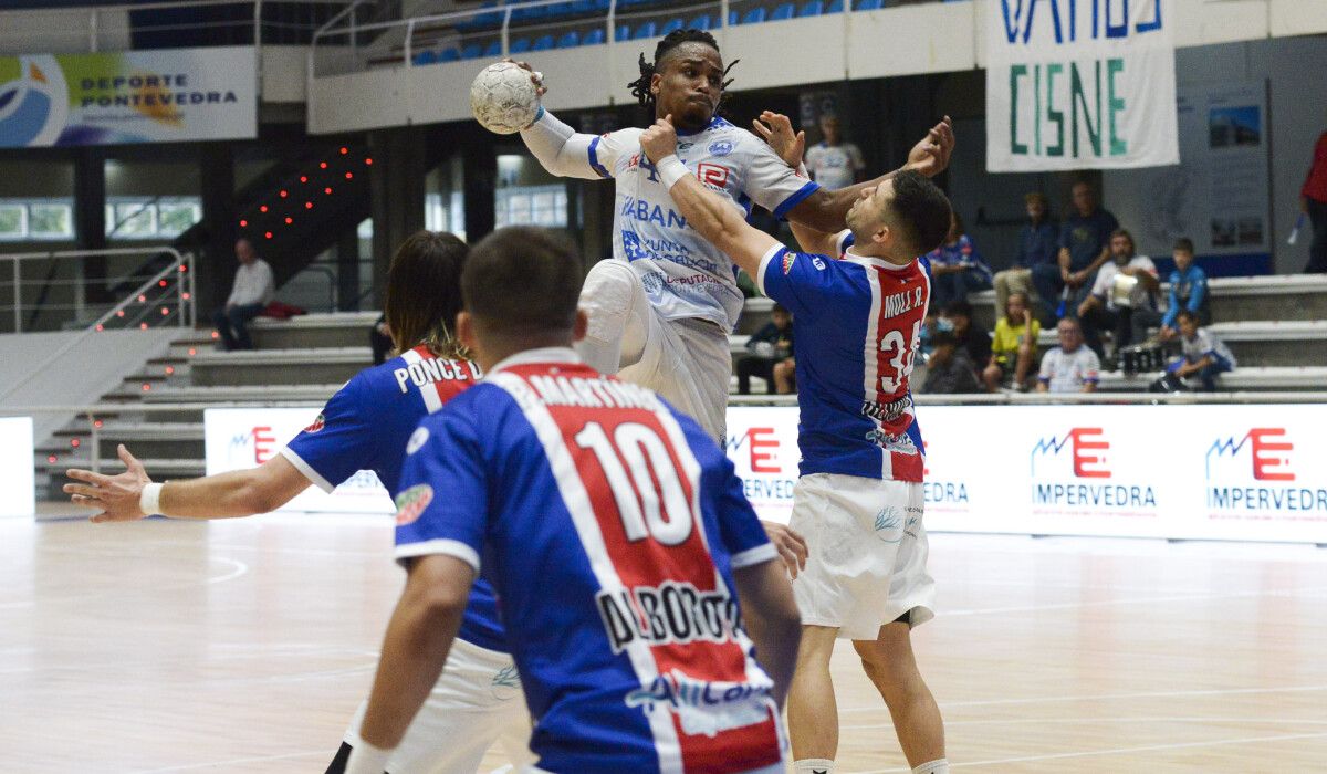 Partido de liga entre Cisne e Fundación Agustinos Alicante no Municipal