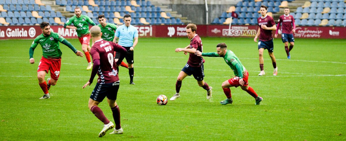 Partido de liga entre Pontevedra e Zamora en Pasarón